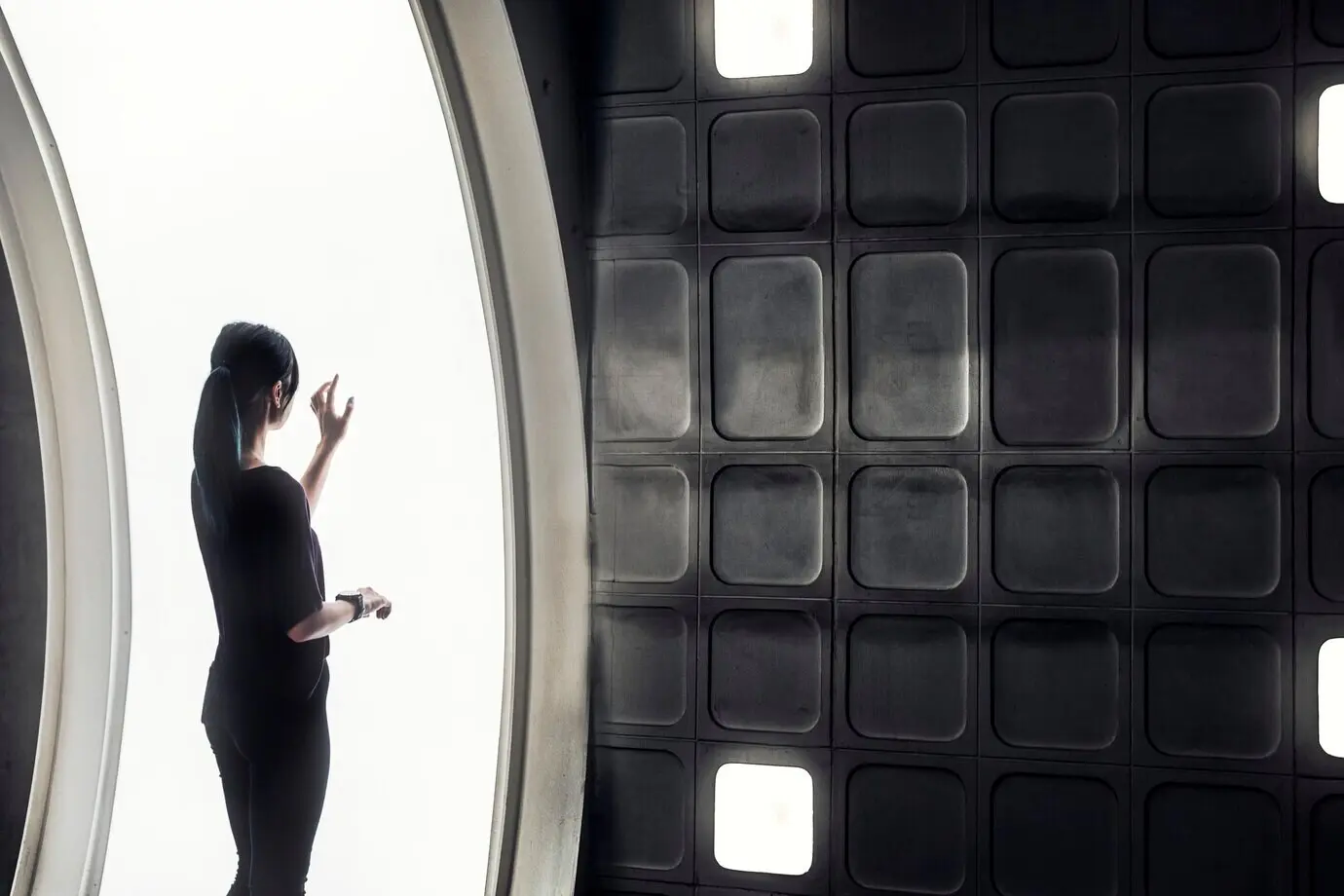 Mädchen, das in einem Smart Home mit futuristischem Bildschirm und futuristischem Interieur lebt.