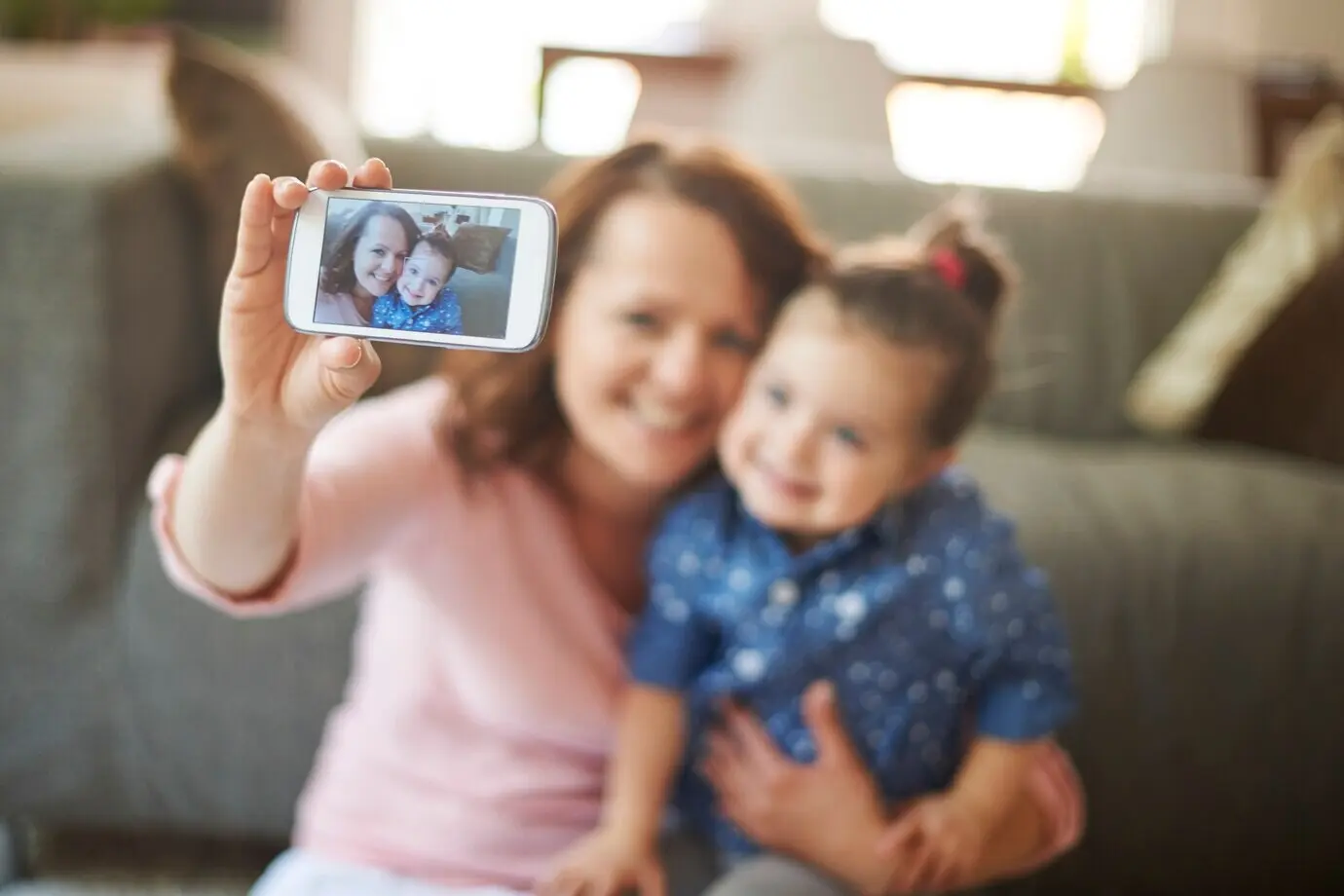 Eine Frau macht ein Selfie mit ihrer Tochter.